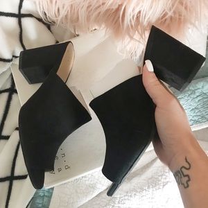 ❌SOLD❌NWT a n d e a w y Black Suede Mules